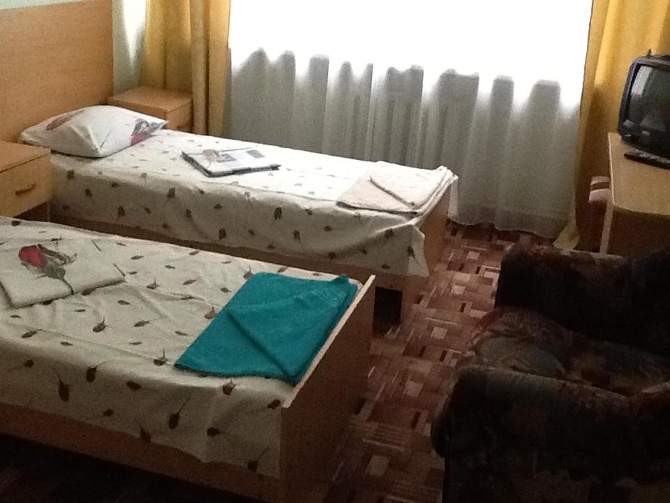 Односпальная кровать в общем номере с 3 кроватями